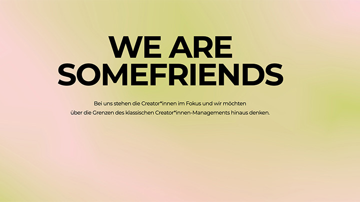 Bunte Verlaufsfläche mit großer Überschrift „WE ARE SOMEFRIENDS“, Startseite der Influencer Management Agentur CARMA Friends.