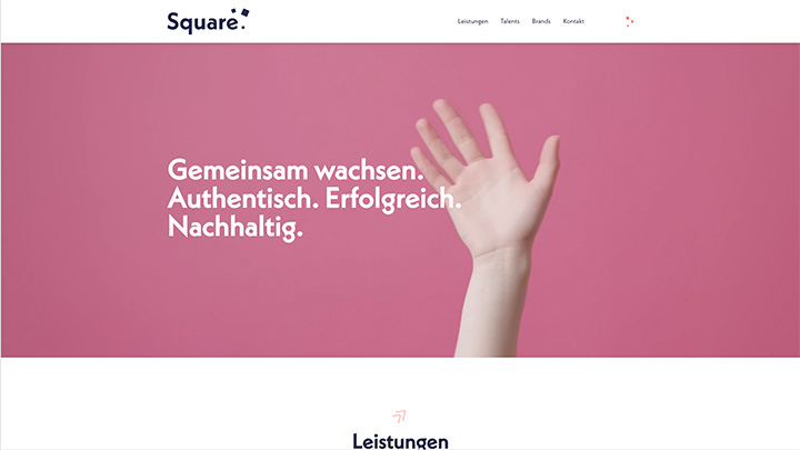Startseite von Square Medien mit rosa Hintergrund und ausgestreckter Hand sowie Claim „Gemeinsam wachsen. Authentisch. Erfolgreich. Nachhaltig.“