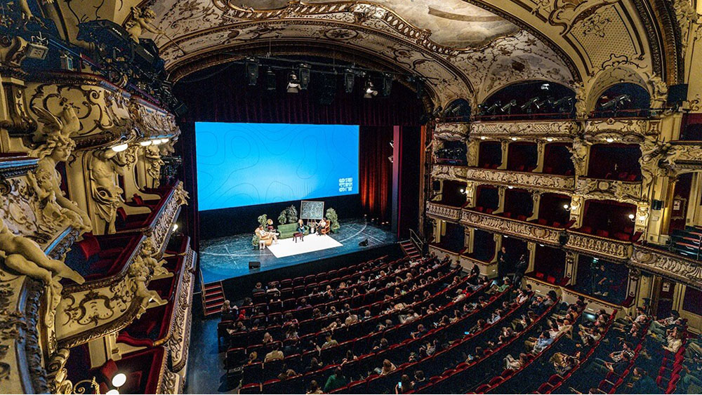 Alt-Text: Bühne und Publikum beim 9:16 SUMMIT in einem historischen Theater, Branchen-Event für Creator Economy, Social Media und Influencer Marketing