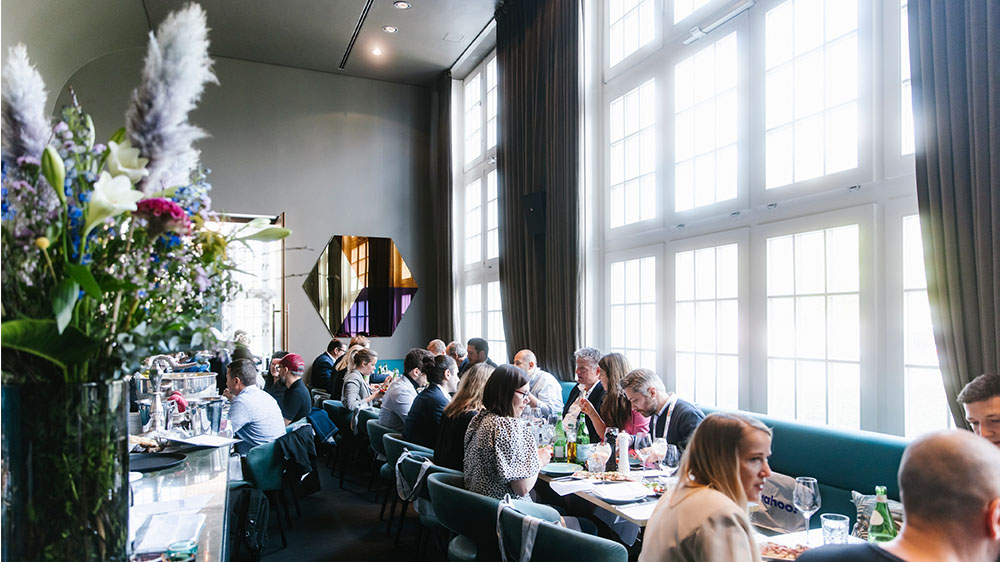 Networking und Mittagsszene bei der d3con, Fachkonferenz für digitales Marketing, Adtech, Media und datengetriebene Kampagnen