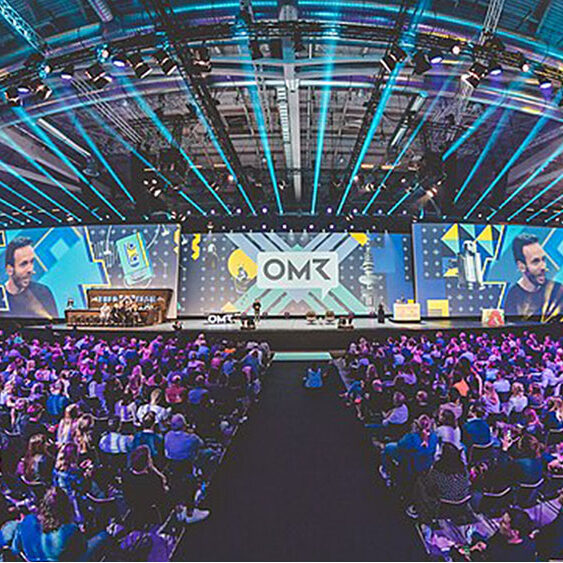 Große Bühne mit Publikum beim OMR Festival, Branchen-Event für Marketing, Social Media, Creator Economy und digitale Trends
