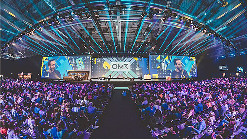Große Bühne mit Publikum beim OMR Festival, Branchen-Event für Marketing, Social Media, Creator Economy und digitale Trends
