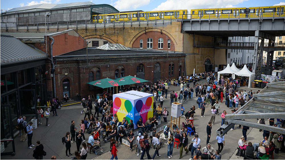 ußengelände der re:publica mit Besucherinnen und Besuchern, Konferenz zu digitaler Kultur, Medien, Gesellschaft und Netzpolitik